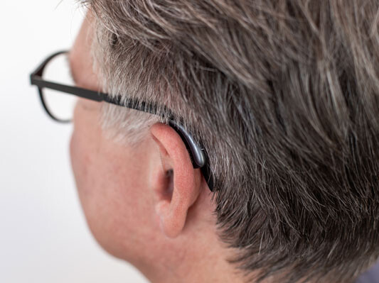 Mandlig kunde fra hørbart med Phonak høreapparat på øret.