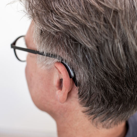 Mandlig kunde fra hørbart med Phonak høreapparat på øret.