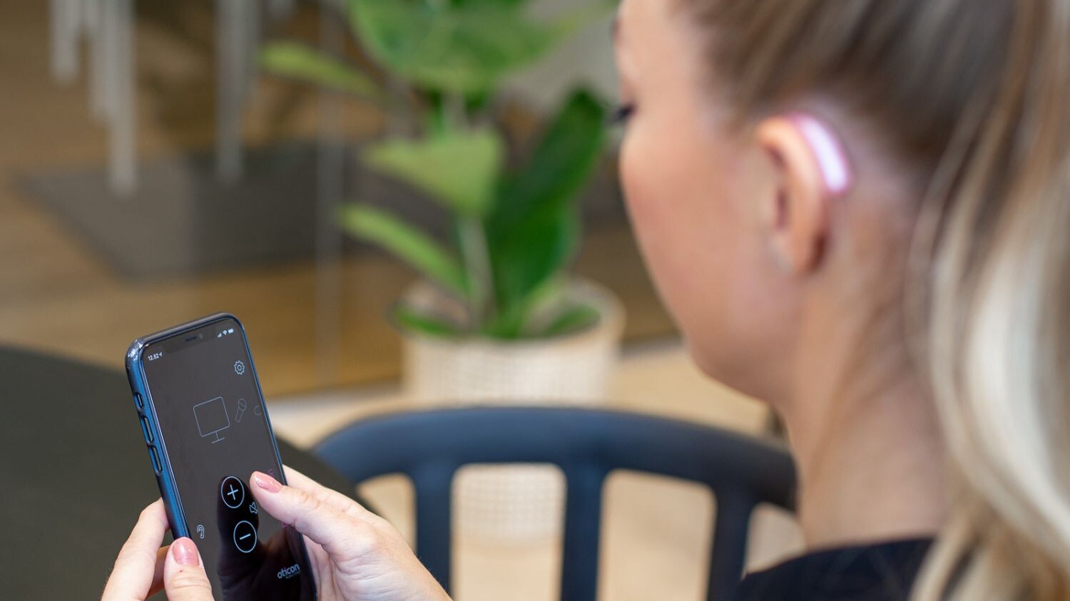 Hørbart kunde får sine Oticon høreapparater fjernjusteret.