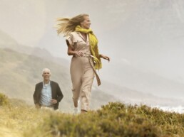 Billede af to mennesker der løber i bjergene i Skotland.