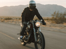 Billede af en mand på motorcykel med formstøbte motorcykel ørepropper