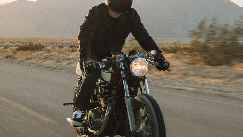 Billede af en mand på motorcykel med formstøbte motorcykel ørepropper
