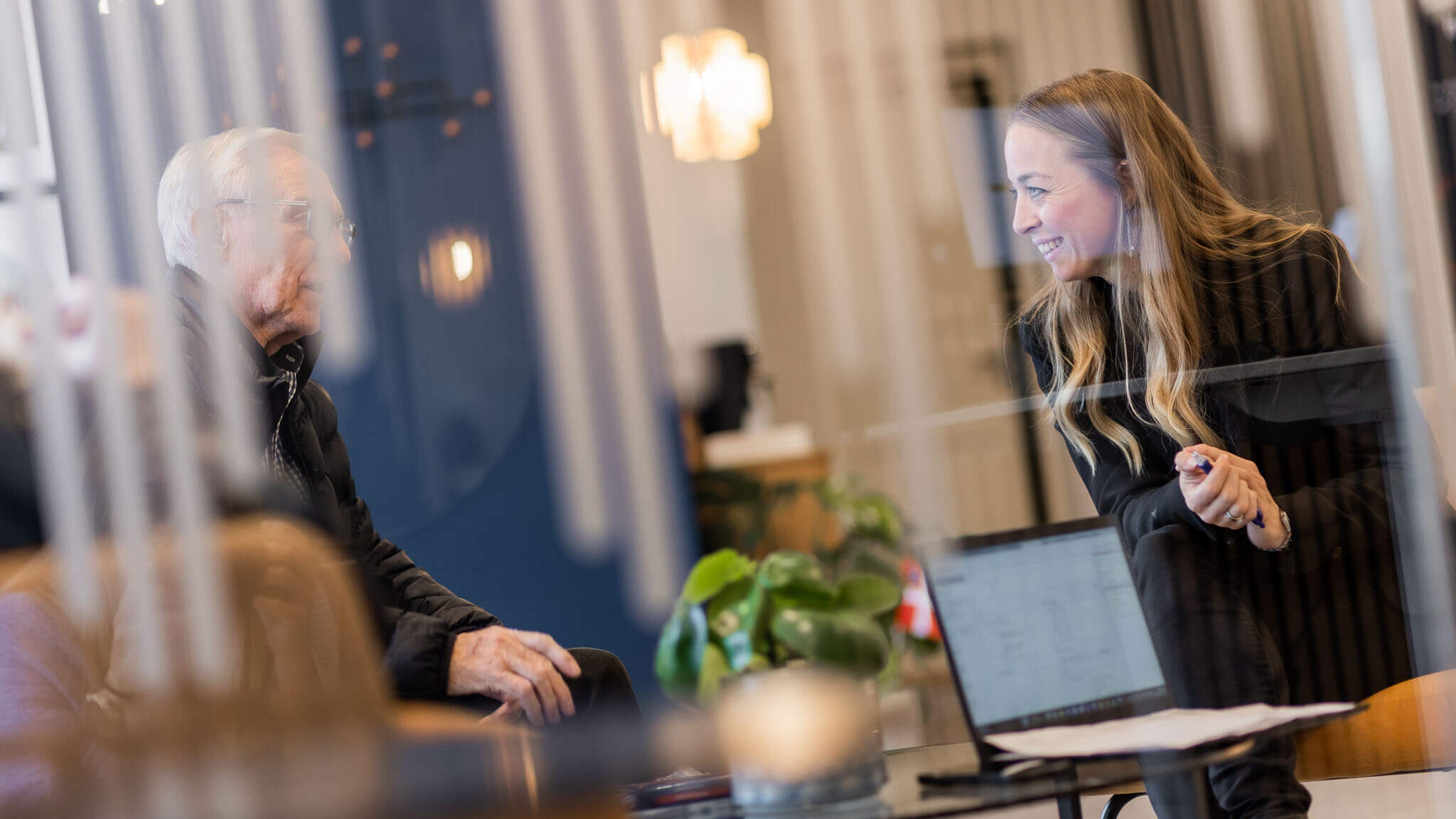 Billede af to personer der taler sammen i venteområdet i Hørbart i Herning.