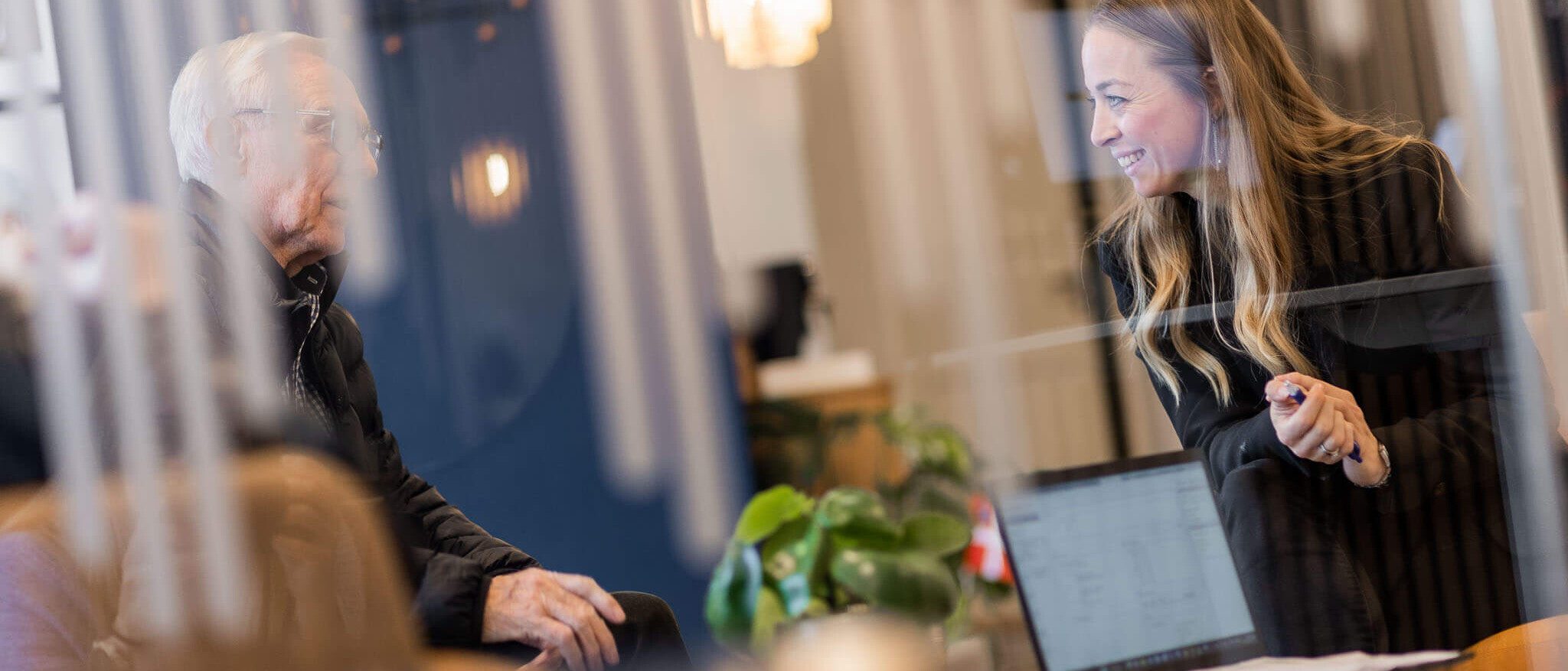 Billede af to personer der taler sammen i venteomr&aring;det i H&oslash;rbart i Herning.