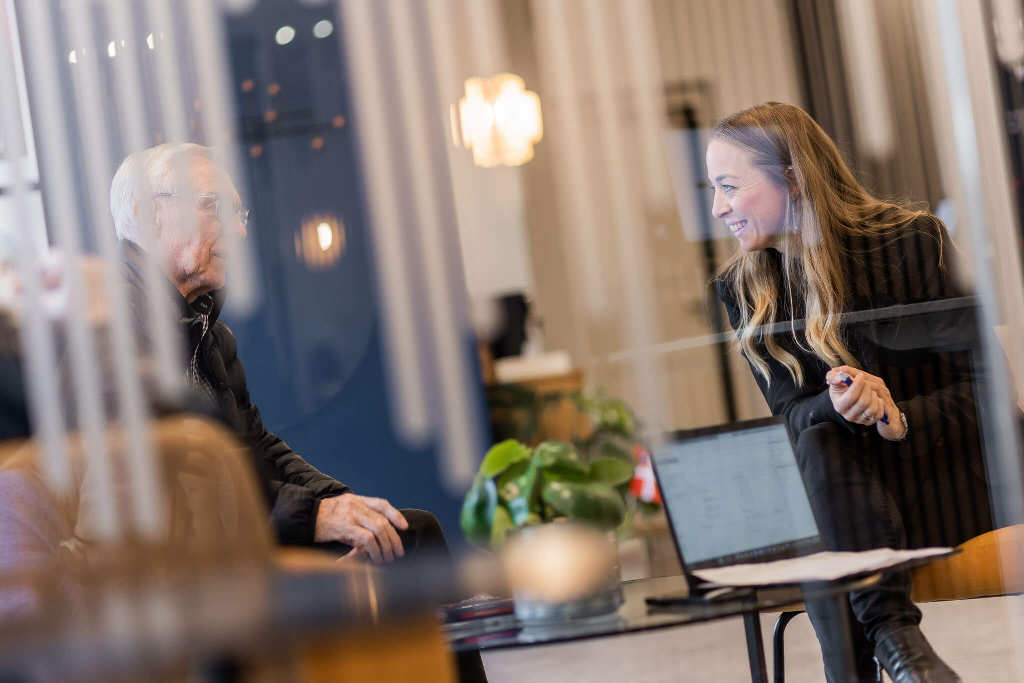 Billede af to personer der taler sammen i venteområdet i Hørbart i Herning.