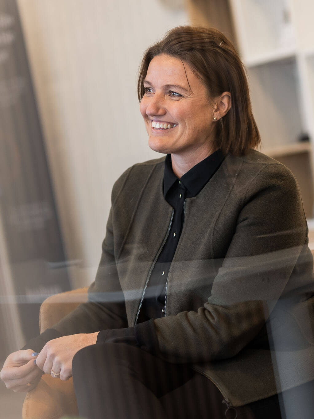 Hørespecialist Stinne Møller Nordby taler med en glad kunde i Hørbart Herning.