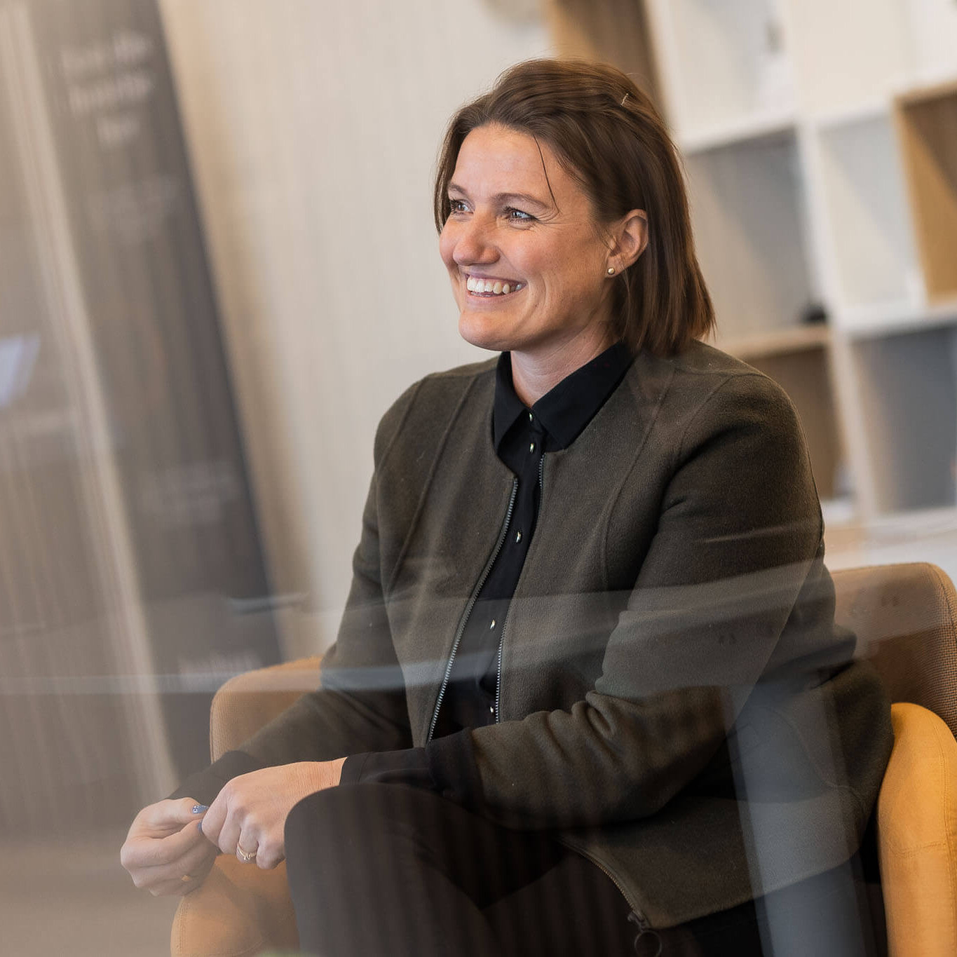 Hørespecialist Stinne Møller Nordby taler med en glad kunde i Hørbart Herning.