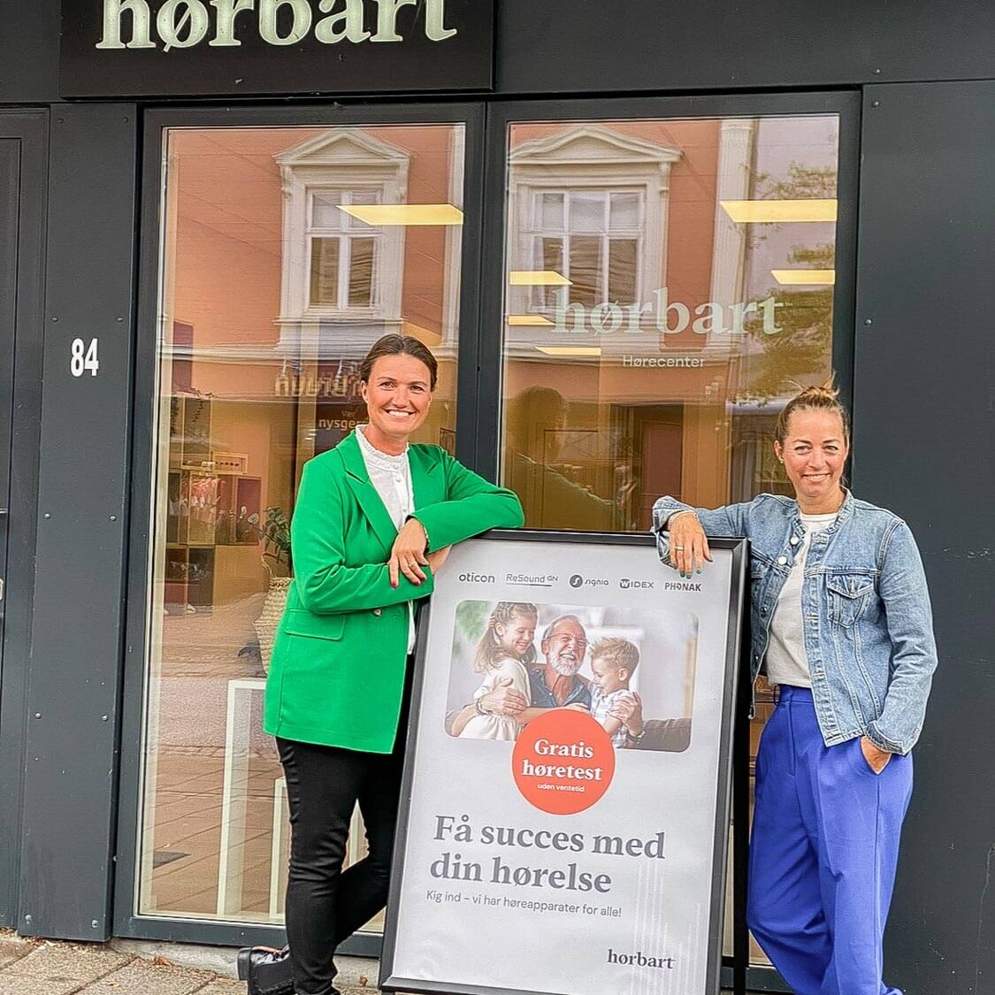 Bettina og Stinne udenfor butikken i Skanderborg