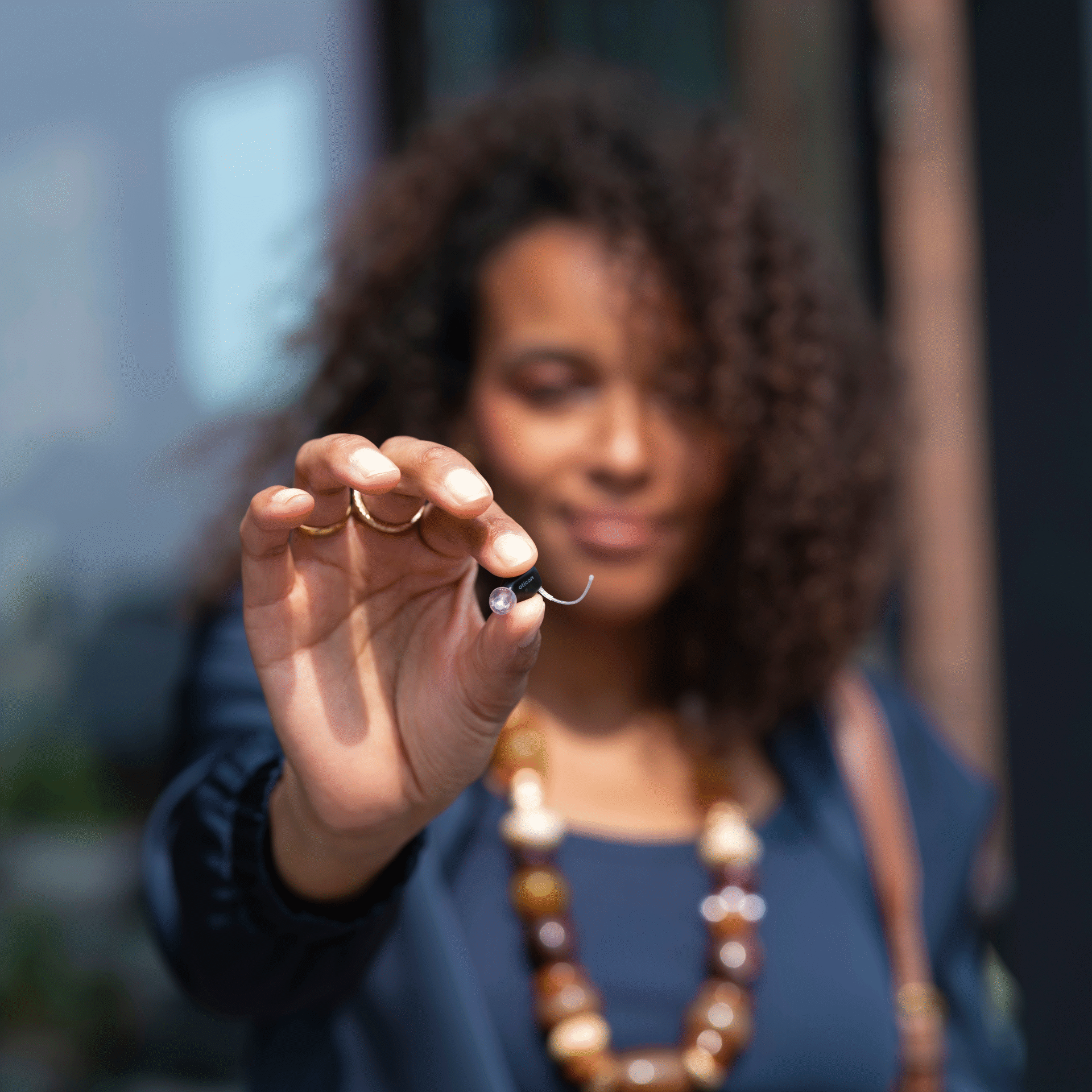 Oticon_Zeal_apparat_i_kvindehaand