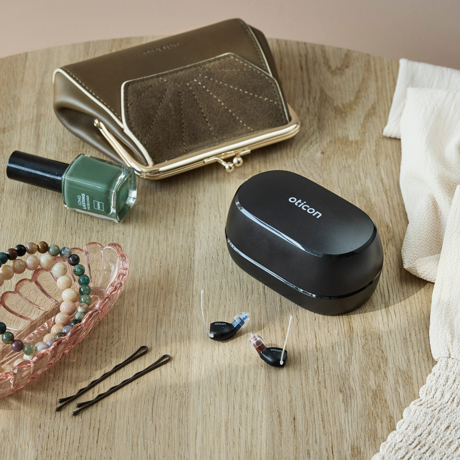 Oticon_Zeal_hoereapparater_på_bord_med smykker